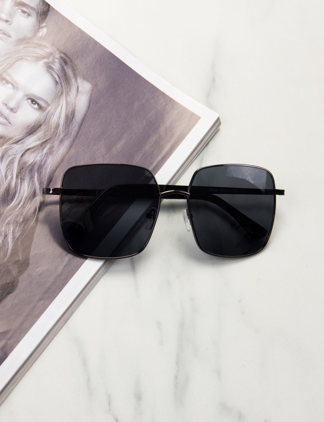 Γυναικεία μαύρα τετράγωνα γυαλιά ηλίου με ανθρακί μεταλλικό σκελετό Premium S9050Z